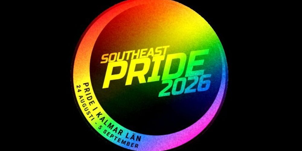 Rund logotyp med regnbågsfärgad ring mot svart bakgrund visar texten “SOUTHEAST PRIDE 2026”. Längs ringens nedre vänsterkant står “PRIDE I KALMAR LÄN 24 AUGUSTI – 6 SEPTEMBER”.