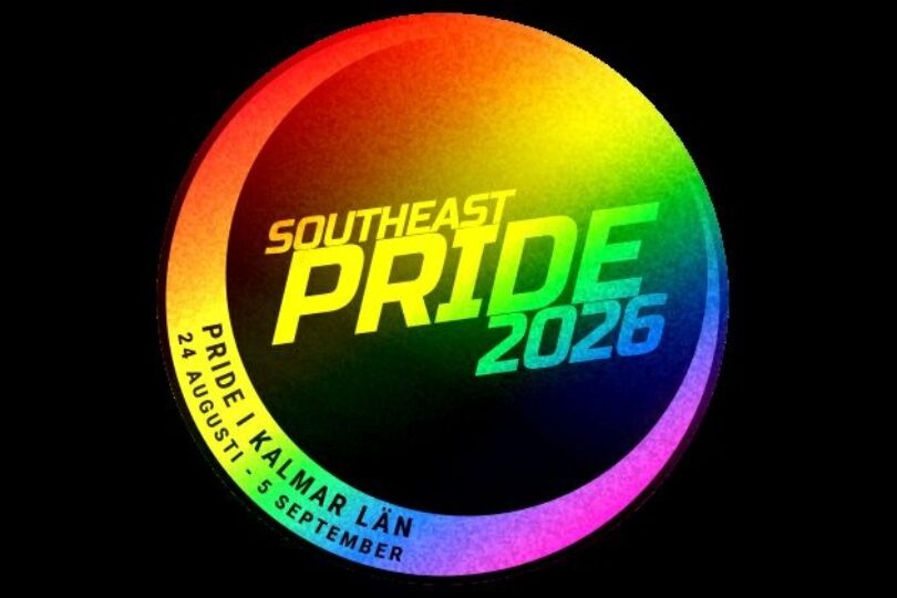 Rund logotyp med regnbågsfärgad ring mot svart bakgrund visar texten “SOUTHEAST PRIDE 2026”. Längs ringens nedre vänsterkant står “PRIDE I KALMAR LÄN 24 AUGUSTI – 6 SEPTEMBER”.