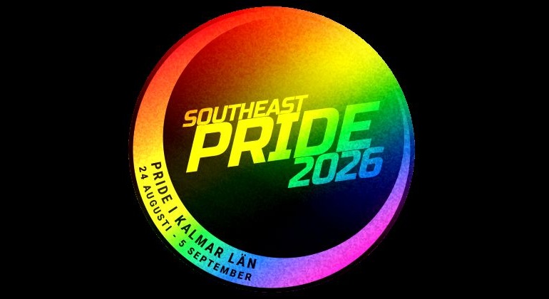 Rund logotyp med regnbågsfärgad ring mot svart bakgrund visar texten “SOUTHEAST PRIDE 2026”. Längs ringens nedre vänsterkant står “PRIDE I KALMAR LÄN 24 AUGUSTI – 6 SEPTEMBER”.