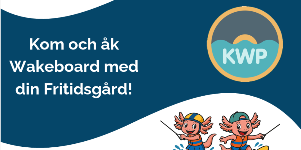 Reklambanner med texten ”Kom och åk Wakeboard med din Fritidsgård!” och en rund KWP-logotyp. Två tecknade axolotlar i flytvästar wakeboardar och håller i linor, med vattenskvätt längst ned.