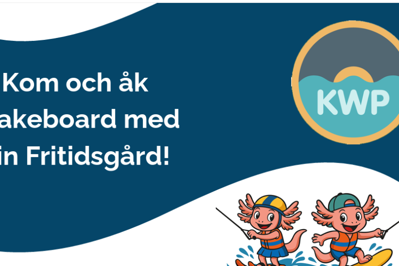 Reklambanner med texten ”Kom och åk Wakeboard med din Fritidsgård!” och en rund KWP-logotyp. Två tecknade axolotlar i flytvästar wakeboardar och håller i linor, med vattenskvätt längst ned.