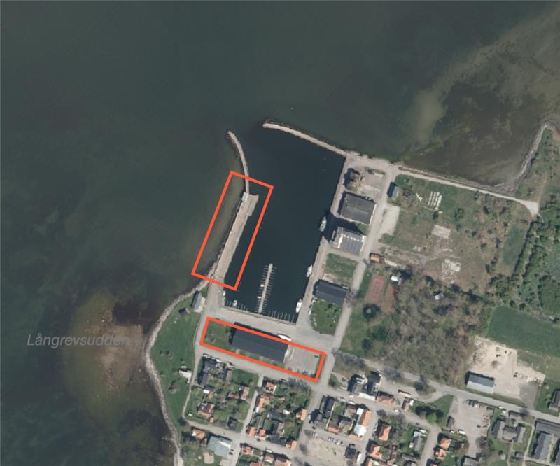 Satellitvy över en kusthamn med pir och bryggor; två områden är markerade med röda rektanglar runt en lång pir samt en byggnadslänga vid hamnplanen, intill vatten och bebyggelse. Text: ”Långrevstudden”.