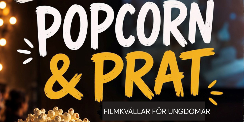 Stor rubrik med texten ”POPCORN & PRAT” ovanför en mörk, suddig bakgrund med ljuspunkter och popcorn längst ner. Nederst står ”FILMKVÄLLAR FÖR UNGDOMAR” i en grå ruta.