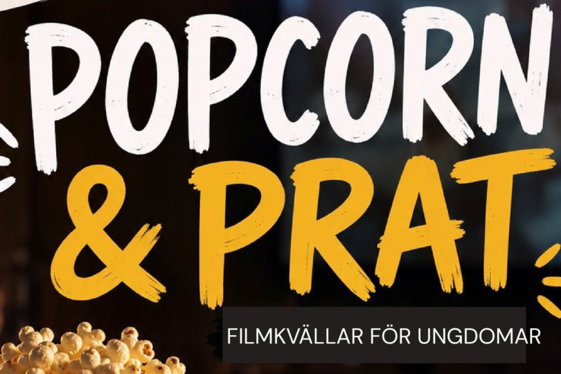Stor rubrik med texten ”POPCORN & PRAT” ovanför en mörk, suddig bakgrund med ljuspunkter och popcorn längst ner. Nederst står ”FILMKVÄLLAR FÖR UNGDOMAR” i en grå ruta.