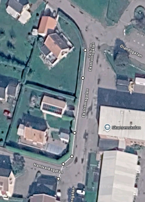 Satellitkarta visar en markerad sträcka längs Ekströmsgatan, cirka 130,37 m, mellan korsningarna vid Hantverksgatan och Ölandsgatan. Intill syns hus och området kring Skansenskolan.