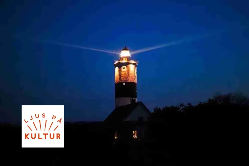 Upplyst fyrtorn lyser ut sina strålar i natthimlen ovanför ett mörkt kustlandskap, med ett hus i siluett nedanför och två upplysta fönster. Logotyp i hörnet med texten: “LJUS PÅ KULTUR”.
