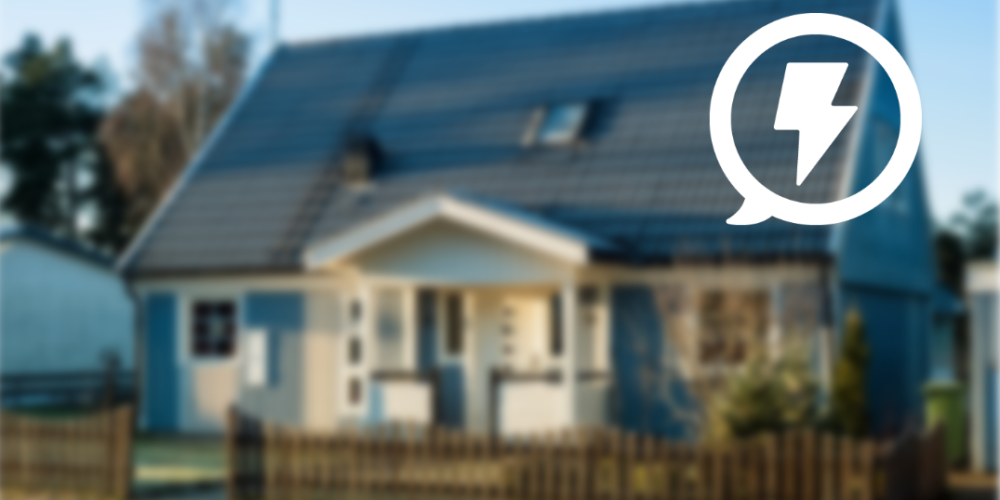 Villa med solpaneler på taket står i dagsljus bakom ett lågt trästaket; en vit ikon med pratbubbla och blixtsymbol ligger över bilden, som signalerar el eller energi.