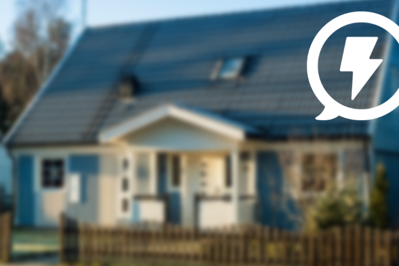 Villa med solpaneler på taket står i dagsljus bakom ett lågt trästaket; en vit ikon med pratbubbla och blixtsymbol ligger över bilden, som signalerar el eller energi.