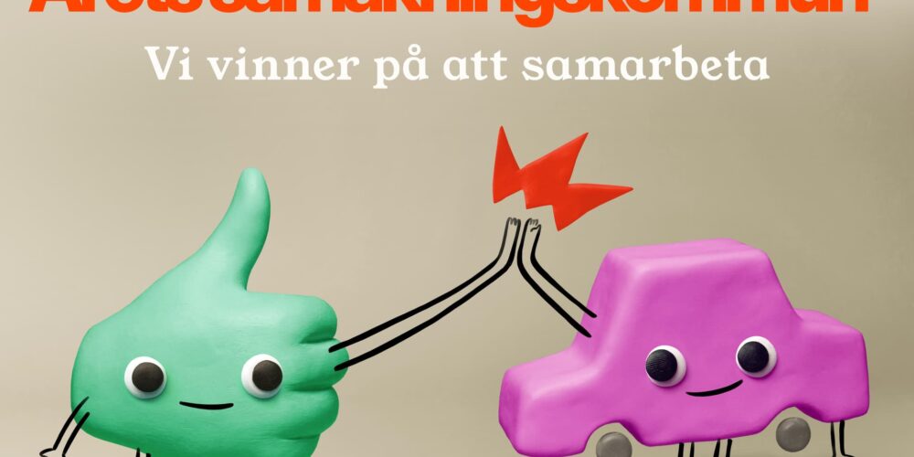 Två tecknade figurer, en grön tumme och en lila bil, gör high five under en röd stjärna. Text: ”Årets samåkningskommun” och ”Vi vinner på att samarbeta”. Neutral bakgrund, budskap om samarbete.