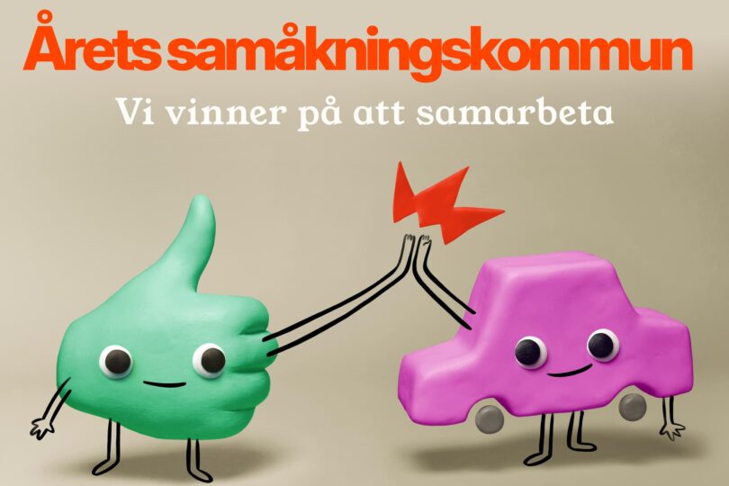 Två tecknade figurer, en grön tumme och en lila bil, gör high five under en röd stjärna. Text: ”Årets samåkningskommun” och ”Vi vinner på att samarbeta”. Neutral bakgrund, budskap om samarbete.