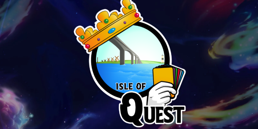 Logotyp med en gyllene krona ovanpå ett runt motiv med bro över hav, vindkraftverk och en fyr; en vit hand håller färgade spelkort. Texten “ISLE OF QUEST” syns mot en rymdlik bakgrund.
