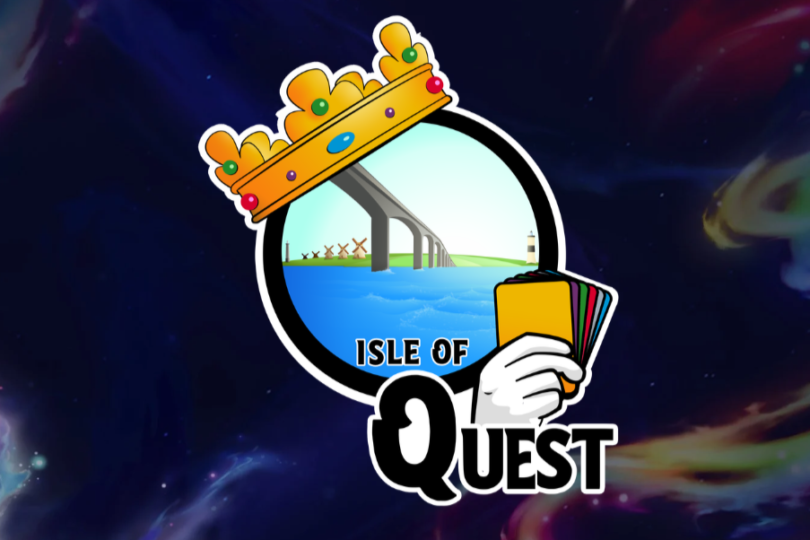 Logotyp med en gyllene krona ovanpå ett runt motiv med bro över hav, vindkraftverk och en fyr; en vit hand håller färgade spelkort. Texten “ISLE OF QUEST” syns mot en rymdlik bakgrund.