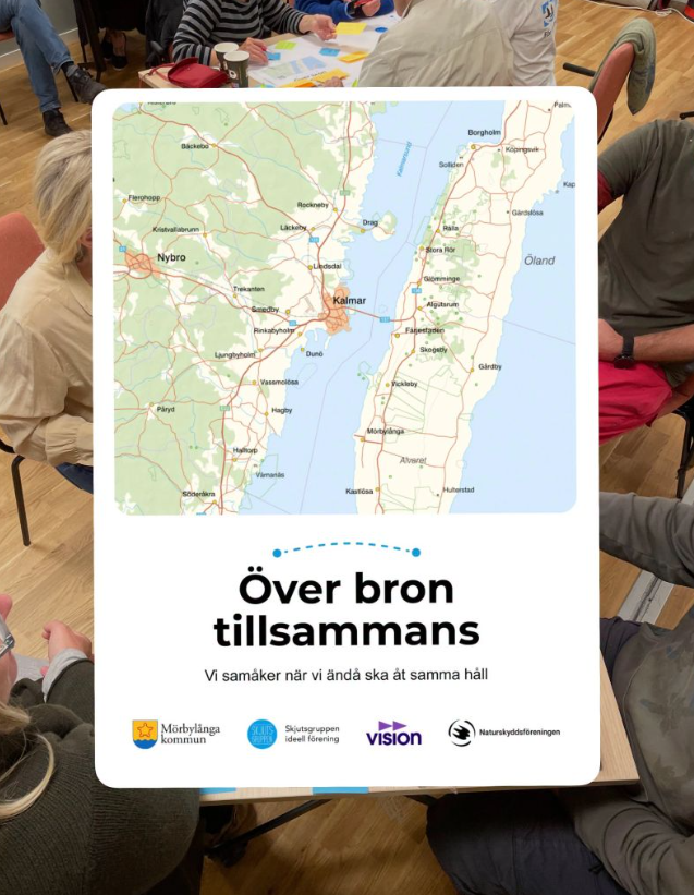 Affisch på bord under workshop där deltagare sitter runtom. Kartbild visar Kalmar och Öland med broförbindelsen. Text: “Över bron tillsammans”, “Vi samåker när vi ändå ska åt samma håll”. Loggor: Mörbylånga kommun, Skjutsgruppen ideell förening, Vision, Naturskyddsföreningen.